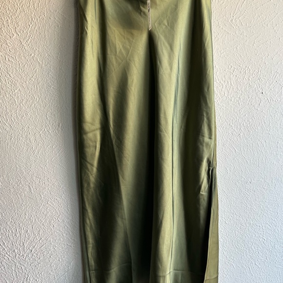 New old navy satin midi skirt
Xs - Picture 2 of 3